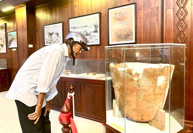 Bên trong nhà trưng bày có rất nhiều hiện vật liên quan đến Văn hóa Sa Huỳnh Bên trong nhà trưng bày có rất nhiều hiện vật liên quan đến Văn hóa Sa Huỳnh