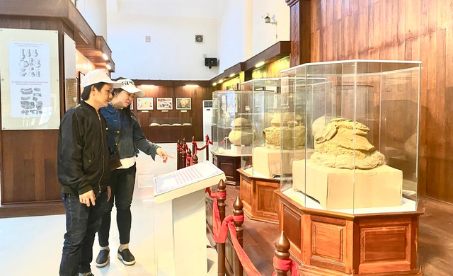 Du khách đến tham quan xem các ngôi mộ Du khách đến tham quan xem các ngôi mộ