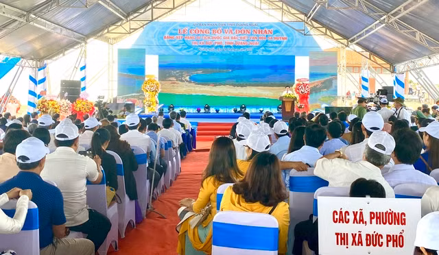 Quang cảnh buổi lễ công bố và đón nhận Bằng xếp hạng Di tích quốc gia đặc biệt Văn hóa Sa Huỳnh