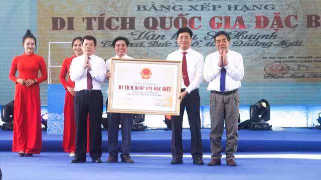 Trao Bằng xếp hạng Di tích quốc gia đặc biệt Văn hóa Sa Huỳnh cho lãnh đạo Sở VH-TT-DL tỉnh Quảng Ngãi và UBND TX.Đức Phổ