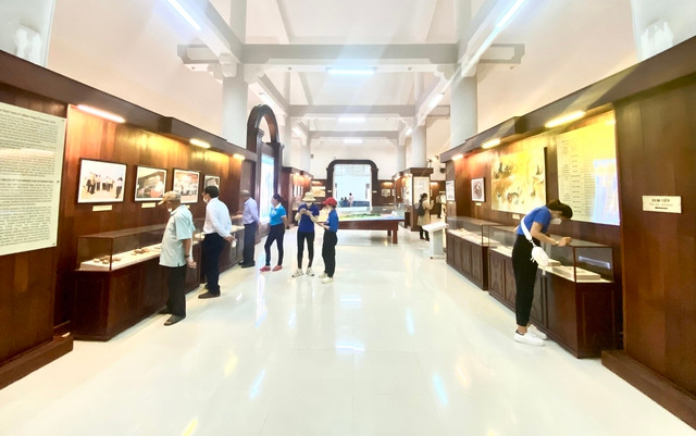 Bên trong Nhà trưng bày Văn hóa Sa Huỳnh Bên trong Nhà trưng bày Văn hóa Sa Huỳnh