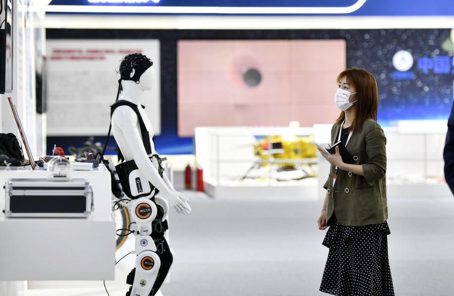 Tương tác với robot ở Thiên Tân, Trung Quốc, ngày 24.6.2022. Ảnh: Xinhua Tương tác với robot ở Thiên Tân, Trung Quốc, ngày 24.6.2022. Ảnh: Xinhua