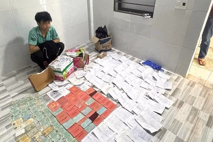 Triệt phá 2 nhóm cho vay nặng lãi, uy hiếp con nợ bằng... keo 502 - Ảnh 1. Công an TP Đà Nẵng vừa triệt phá 2 nhóm cho vay nặng lãi