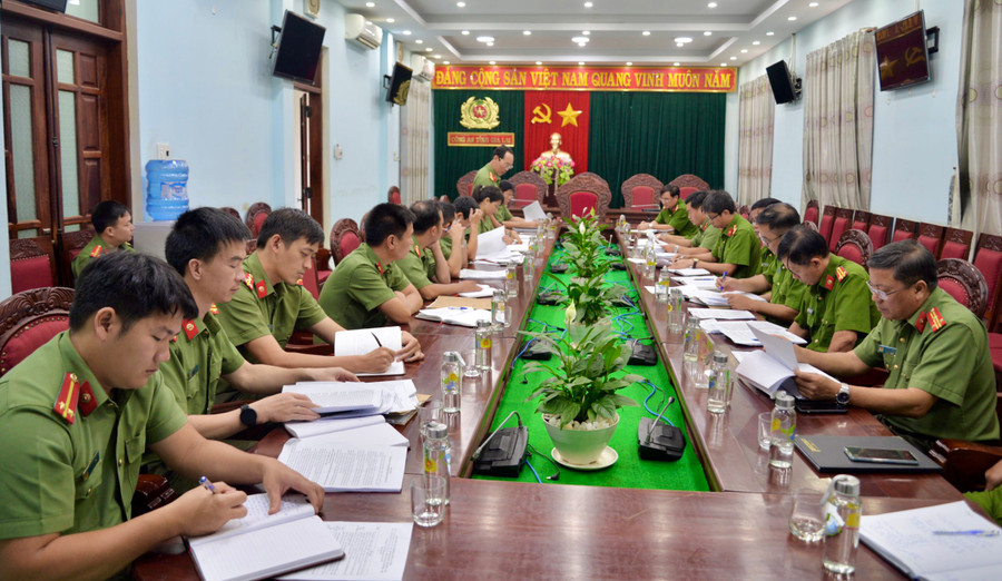 Lãnh đạo Công an tỉnh và các đơn vị hội ý nghiệp vụ chuyên đề phòng ngừa, đấu tranh với tội phạm công nghệ cao. Ảnh: Nông Hòa Lãnh đạo Công an tỉnh và các đơn vị hội ý nghiệp vụ chuyên đề phòng ngừa, đấu tranh với tội phạm công nghệ cao. Ảnh: Nông Hòa