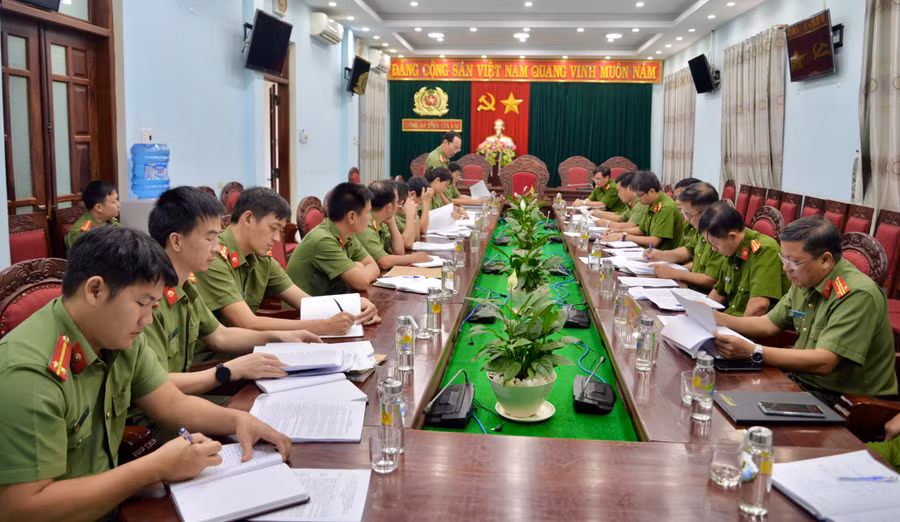 Lãnh đạo Công an tỉnh và các đơn vị hội ý nghiệp vụ chuyên đề phòng ngừa, đấu tranh với tội phạm công nghệ cao. Ảnh: Nông Hòa