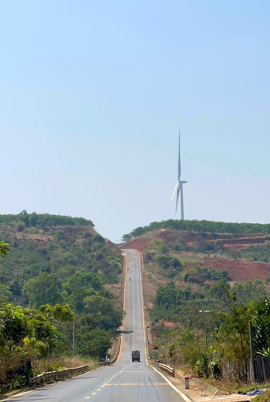 Con đường dốc đứng ở Gia Lai vào mùa khô. Ảnh: NVCC