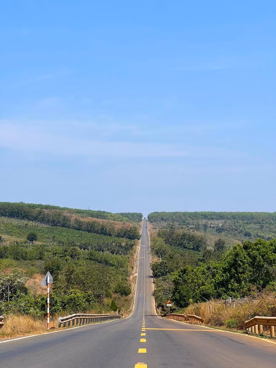 Cung đường dốc vừa phải nhưng nếu biết căn góc chụp, du khách sẽ có tấm ảnh trông như dốc dựng đứng kéo dài đến tận chân trời. Ảnh: NVCC