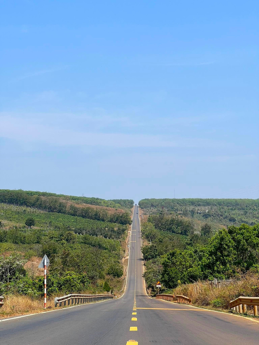 Cung đường dốc vừa phải nhưng nếu biết căn góc chụp, du khách sẽ có tấm ảnh trông như dốc dựng đứng kéo dài đến tận chân trời. Ảnh: NVCC