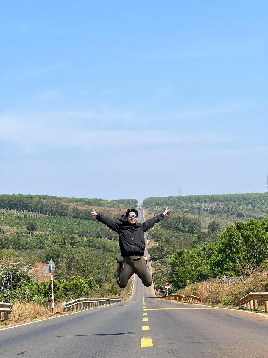 Cung đường dốc nằm trên tuyến tránh, không đông xe cộ qua lại. Ảnh: NVCC