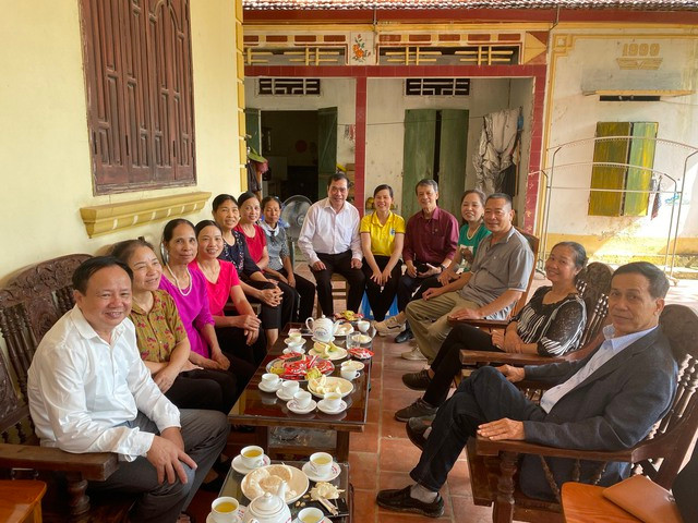 Các TNXP năm xưa ở làng luôn gắn bó với nhau và có một tình yêu đặc biệt với rừng Các TNXP năm xưa ở làng luôn gắn bó với nhau và có một tình yêu đặc biệt với rừng