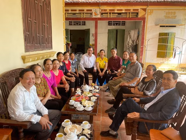 Các TNXP năm xưa ở làng luôn gắn bó với nhau và có một tình yêu đặc biệt với rừng