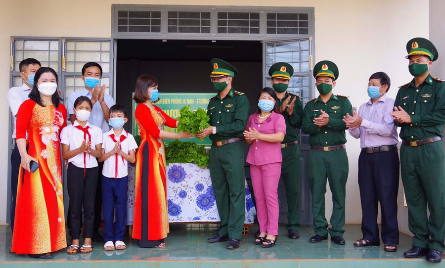Đồn Biên phòng Ia Nan tặng rau xanh và gạo cho bếp ăn bán trú Trường tiểu học Kpă Klơng. Ảnh: Vĩnh Hoàng