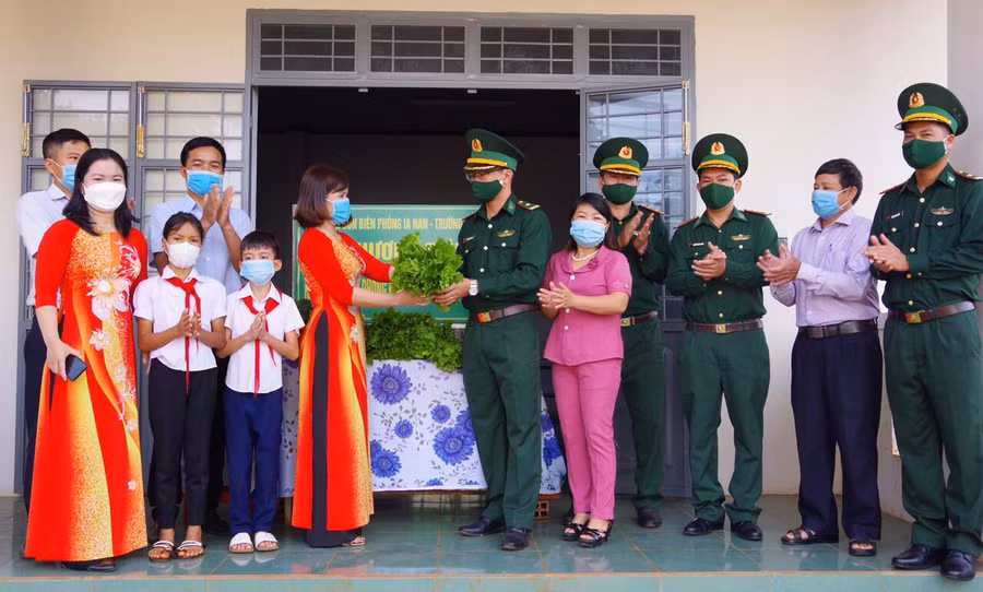 Đồn Biên phòng Ia Nan tặng rau xanh và gạo cho bếp ăn bán trú Trường tiểu học Kpă Klơng. Ảnh: Vĩnh Hoàng