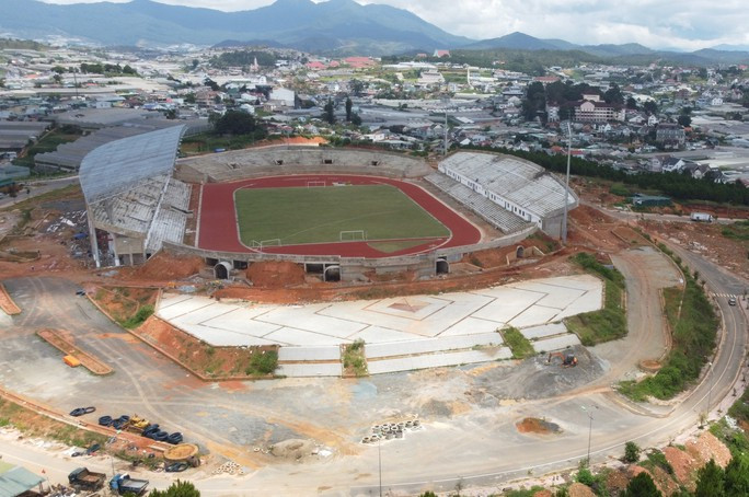 Lâm Đồng: Cắt hợp đồng nhà thầu thi công rùa bò sân vận động Đà Lạt - Ảnh 1. Sân vận động Đà Lạt có sức chứa 20.000 chỗ ngồi vẫn chưa hoàn thành vì nhà thầu thi công chậm tiến độ.