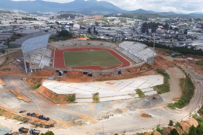 Sân vận động Đà Lạt có sức chứa 20.000 chỗ ngồi vẫn chưa hoàn thành vì nhà thầu thi công chậm tiến độ.