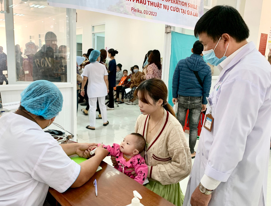 Bác sĩ khám sàng lọc cho 1 bệnh nhi. Ảnh: Như Ý Bác sĩ khám sàng lọc cho 1 bệnh nhi. Ảnh: Như Ý