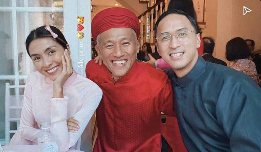 Ở tuổi gần 40, Hà Tăng vẫn tự tin diện áo dài hồng phấn, tạo dáng đáng yêu. Ảnh: FBNV Ở tuổi gần 40, Hà Tăng vẫn tự tin diện áo dài hồng phấn, tạo dáng đáng yêu. Ảnh: FBNV