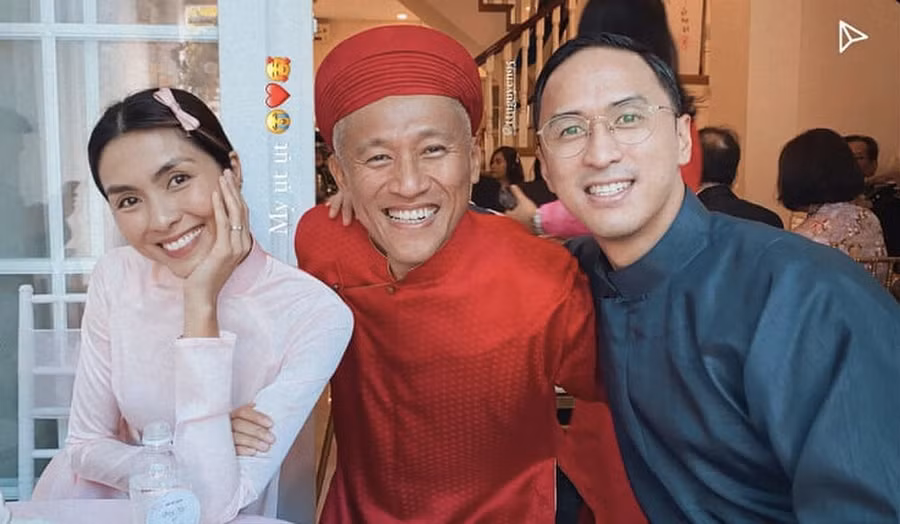 Ở tuổi gần 40, Hà Tăng vẫn tự tin diện áo dài hồng phấn, tạo dáng đáng yêu. Ảnh: FBNV