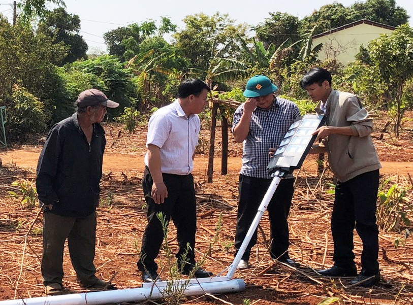 Người dân làng Biă Bre (xã Ia Pết) tham gia lắp đặt, dựng trụ đèn điện thắp sáng đường quê. Ảnh: Anh Huy