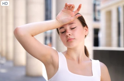 Khi cơ thể bị mất nước, nó không thể giải phóng nhiệt nhanh chóng, khiến cơ thể dễ bị say nắng. Ảnh: Shutterstock Khi cơ thể bị mất nước, nó không thể giải phóng nhiệt nhanh chóng, khiến cơ thể dễ bị say nắng. Ảnh: Shutterstock