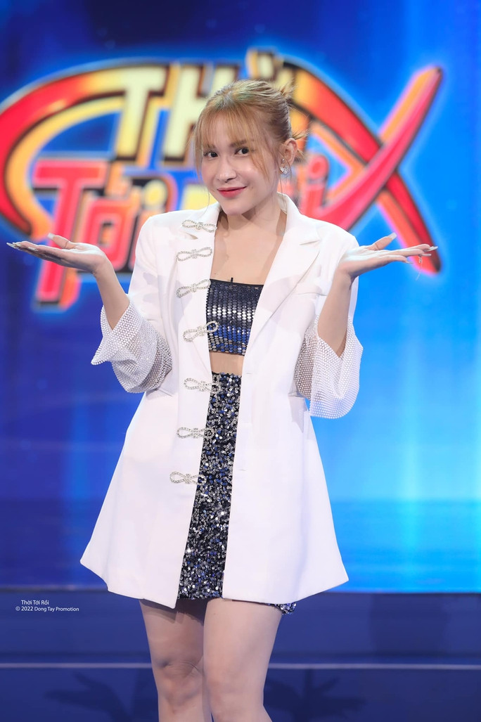 Khả Như đắt gameshow
