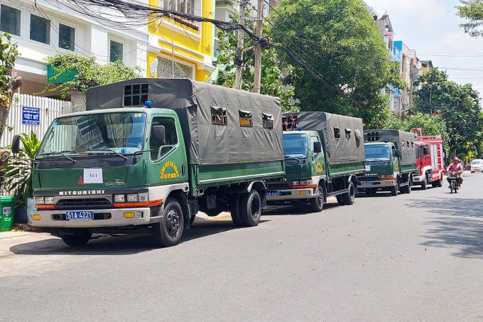 Nhiều xe cảnh sát trước tòa nhà có trụ sở của Home Credit. Ảnh: Đình Văn Nhiều xe cảnh sát trước tòa nhà có trụ sở của Home Credit. Ảnh: Đình Văn