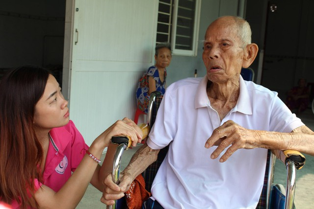 Cụ Lê Văn Sâm (99 tuổi) tâm sự với một tình nguyện viên. Ảnh: Quang Viên