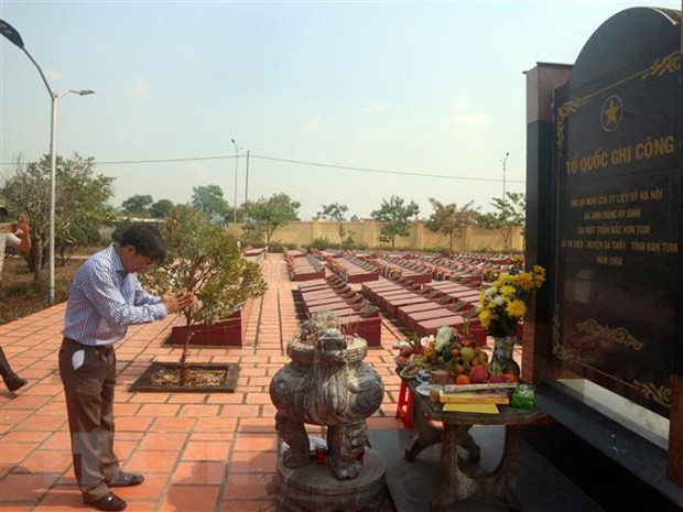 Dâng hoa, dâng hương tưởng nhớ các anh hùng liệt sỹ đã ngã xuống tại Nghĩa trang liệt sỹ huyện Sa Thầy (tỉnh Kon Tum). Ảnh: Khoa Chương/TTXVN