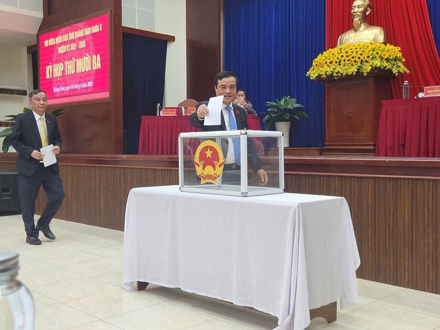 Các đại biểu tiến hành bỏ phiếu biểu quyết