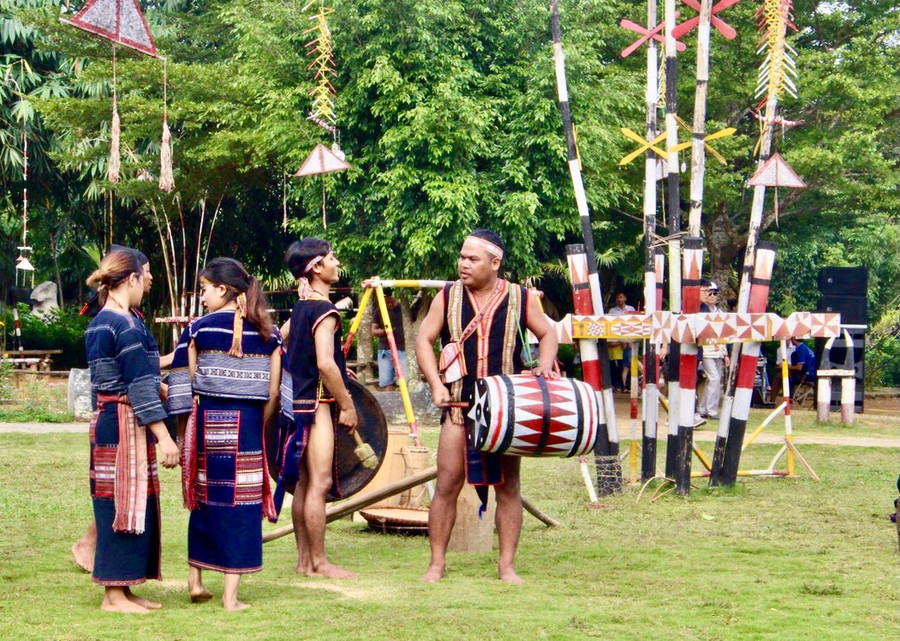 Trình diễn cồng chiêng là một trong những hoạt động của các nghệ nhân huyện Kbang tại sự kiện "Tháng 3-Mùa xuân và Tuổi trẻ". Ảnh: Lam Nguyên Trình diễn cồng chiêng là một trong những hoạt động của các nghệ nhân huyện Kbang tại sự kiện "Tháng 3-Mùa xuân và Tuổi trẻ". Ảnh: Lam Nguyên