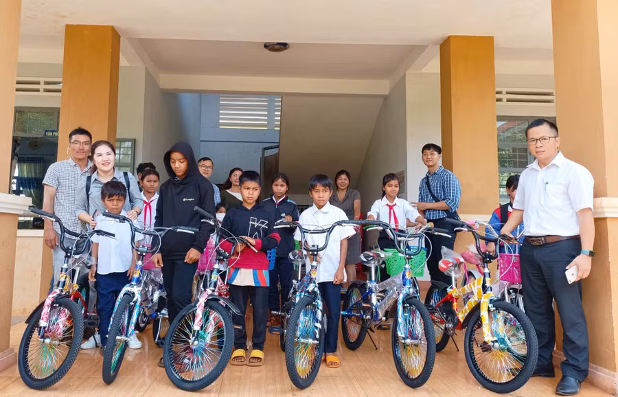 Thông qua thầy Bùi Công Năm (bìa phải), các Mạnh Thường Quân tặng học sinh Trường Tiểu học Nguyễn Trãi (xã Ia Pếch, huyện Ia Grai) 12 chiếc xe đạp. Ảnh: Thiên Di