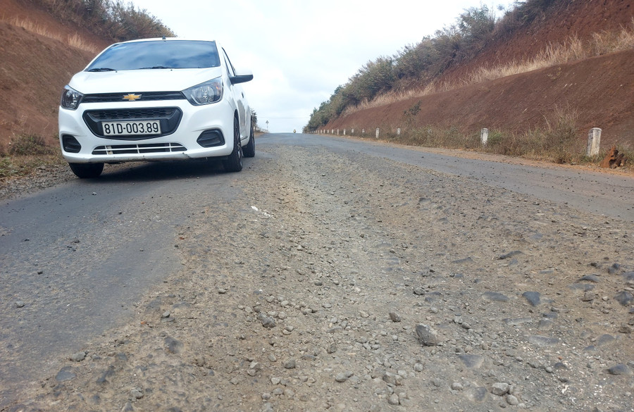 Các phương tiện giao thông gặp khó khi qua đoạn đường từ thị trấn Đak Đoa đến xã Ia Băng (huyện Đak Đoa). Ảnh: Nguyễn Tú Các phương tiện giao thông gặp khó khi qua đoạn đường từ thị trấn Đak Đoa đến xã Ia Băng (huyện Đak Đoa). Ảnh: Nguyễn Tú