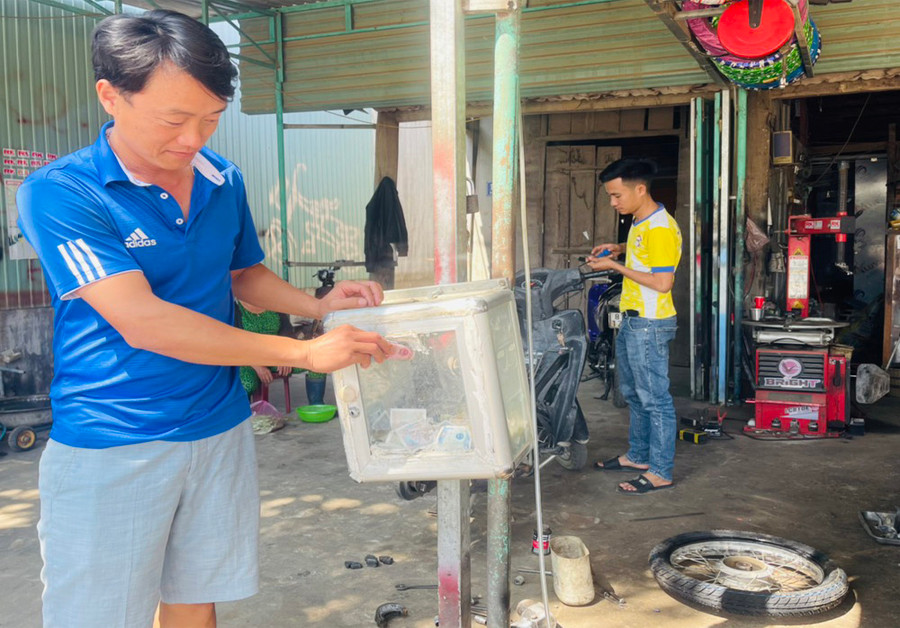 Anh Nguyễn Kim Hải-Bí thư Đoàn trường THPT Trần Quốc Tuấn ủng hộ tiền sau mỗi lần sửa xe. Ảnh: Vũ Chi Anh Nguyễn Kim Hải-Bí thư Đoàn trường THPT Trần Quốc Tuấn ủng hộ tiền sau mỗi lần sửa xe. Ảnh: Vũ Chi