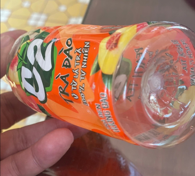 Các chai nước thu từ học sinh có lỗ kim dưới đáy chai