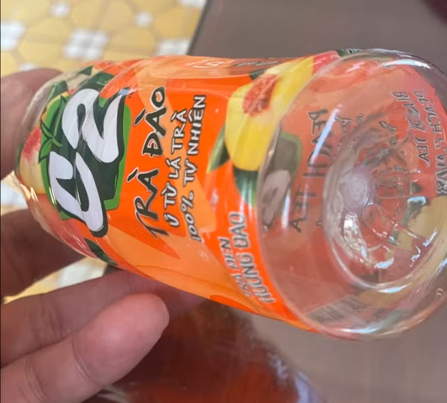 Các chai nước thu từ học sinh có lỗ kim dưới đáy chai