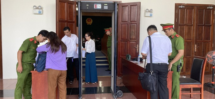 Hình ảnh mới nhất của vợ chồng cựu CEO Alibaba Nguyễn Thái Luyện - Ảnh 2. Theo quyết định đưa vụ án ra xét xử, phiên tòa phúc thẩm được mở do có kháng cáo từ 16/23 bị cáo, 97 bị hại và 2 cá nhân tổ chức là người có quyền lợi, nghĩa vụ liên quan.