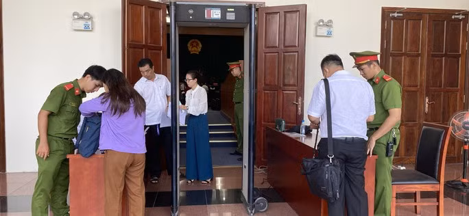 Hình ảnh mới nhất của vợ chồng cựu CEO Alibaba Nguyễn Thái Luyện - Ảnh 2. Theo quyết định đưa vụ án ra xét xử, phiên tòa phúc thẩm được mở do có kháng cáo từ 16/23 bị cáo, 97 bị hại và 2 cá nhân tổ chức là người có quyền lợi, nghĩa vụ liên quan.