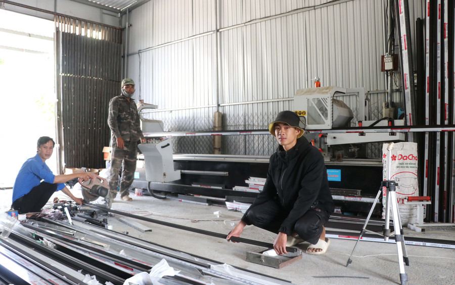 Thành viên Câu lạc bộ thanh niên làm cửa sắt xã Tân An tất bật làm cửa sắt giao khách hàng. Ảnh: Ngọc Minh