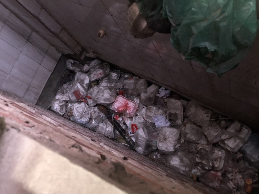 Hình ảnh bên trong nhà vệ sinh công cộng ở bến xe Kim Mã, Hà Nội. Ảnh: Hữu Chánh