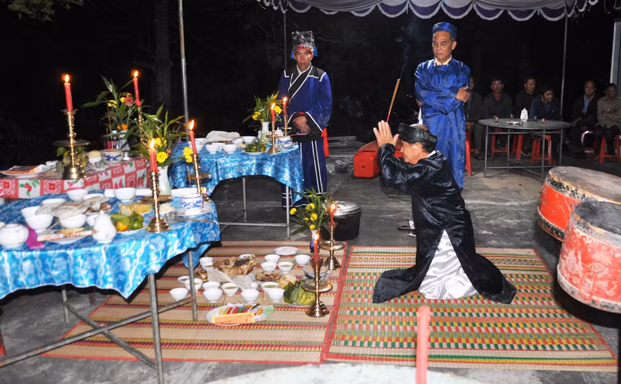 Quang cảnh lễ cúng trả thổ ở đình Cửu An. Ảnh: Nguyễn Anh Minh