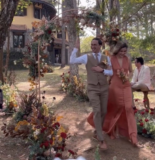 Hà Tăng và ông xã bước vào lễ cưới của Kathy Uyên khiến nhiều người trầm trồ vì quá đẹp đôi. Ảnh: Chụp màn hình Hà Tăng và ông xã bước vào lễ cưới của Kathy Uyên khiến nhiều người trầm trồ vì quá đẹp đôi. Ảnh: Chụp màn hình