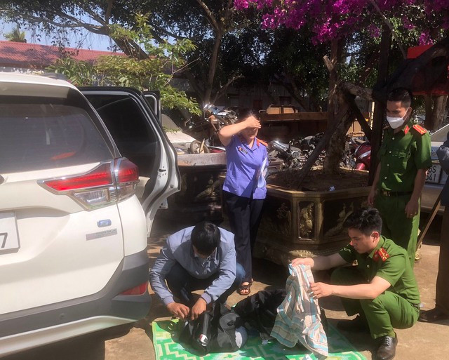 Cơ quan chức năng đang khám xét ô tô của bị can Định. Cơ quan chức năng đang khám xét ô tô của bị can Định.