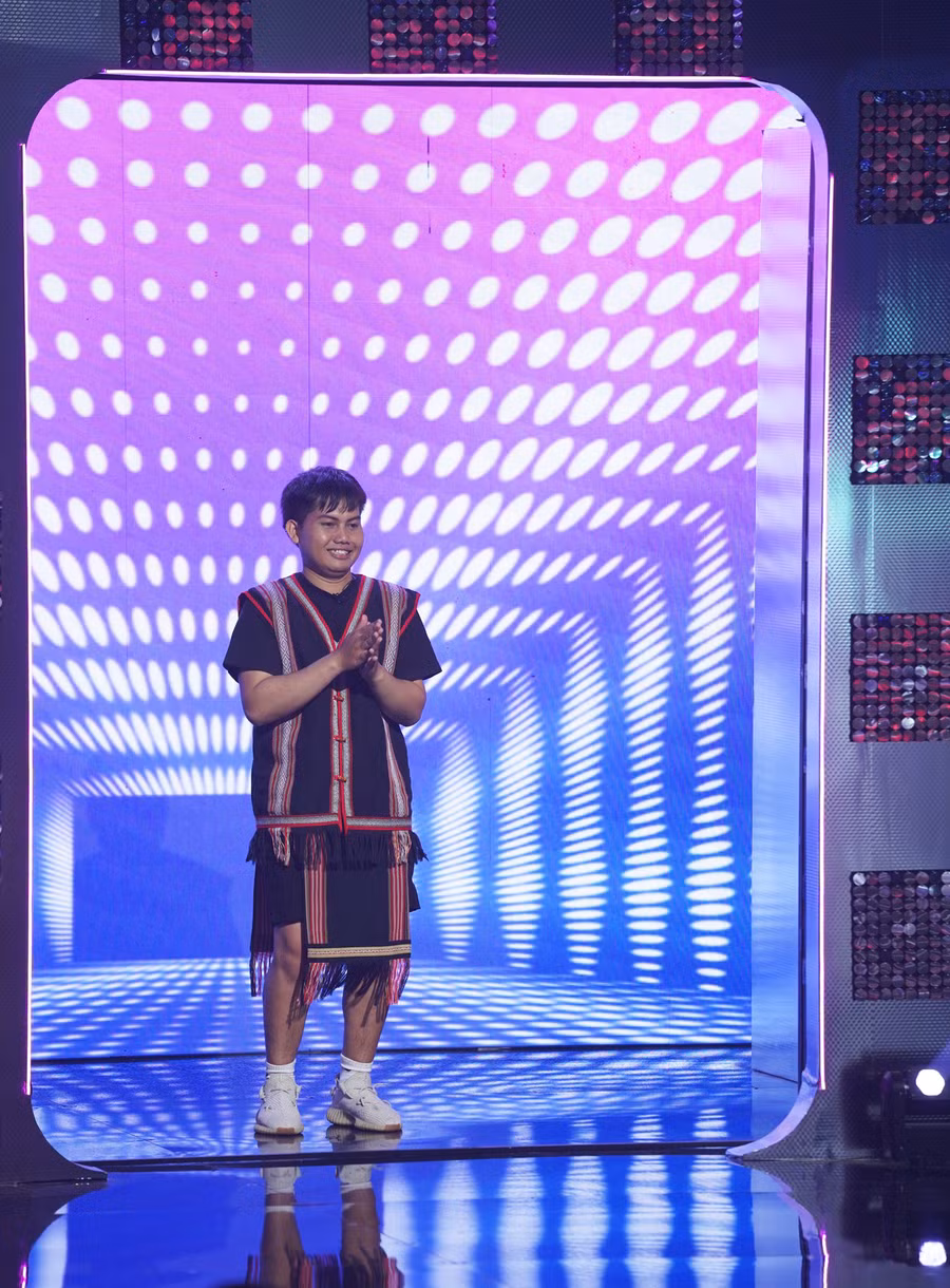 Y Minh Sơn trên sân khấu chương trình "Nhảy đi ngại chi". Ảnh: NVCC