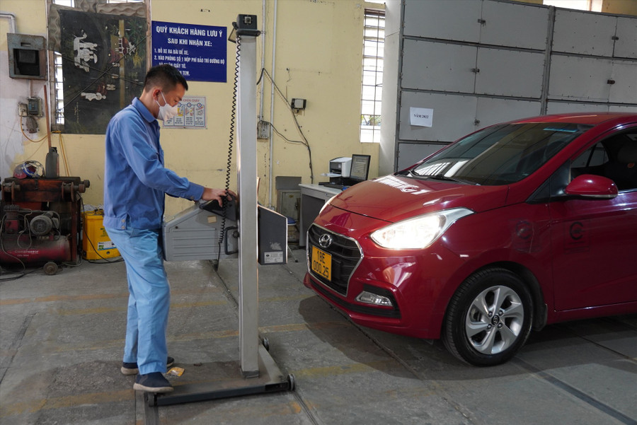 Hiện nay, tiêu chuẩn của đăng kiểm viên khá cao, bao gồm tốt nghiệp đại học chuyên ngành đào tạo kỹ thuật cơ khí, có tối thiểu 12 tháng thực tập nghiệp vụ đăng kiểm viên. Ảnh: Hữu Chánh