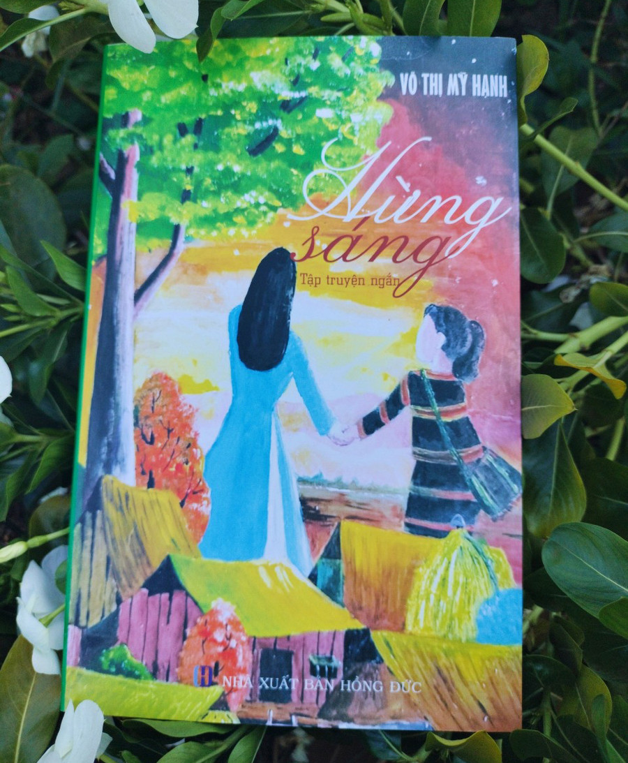 Bìa tập truyện ngắn “Hừng sáng”. Ảnh: Kim Sơn Bìa tập truyện ngắn “Hừng sáng”. Ảnh: Kim Sơn