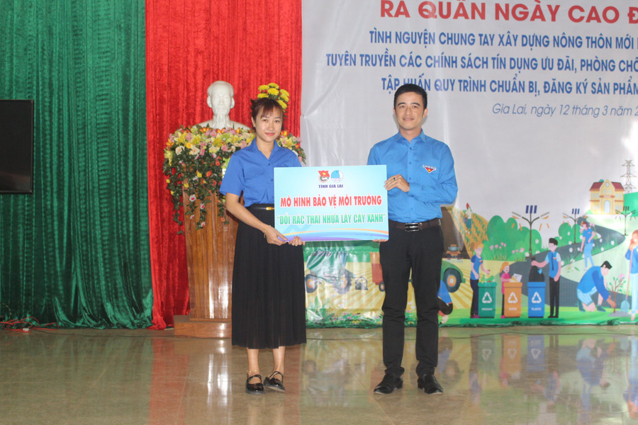 Tỉnh Đoàn, Hội LHTN Việt Nam tỉnh tặng mô hình bảo vệ môi trường “Đổi rác thải nhựa lấy cây xanh” cho Đoàn xã Nghĩa Hưng (huyện Chư Păh). Ảnh: Phan Lài Tỉnh Đoàn, Hội LHTN Việt Nam tỉnh tặng mô hình bảo vệ môi trường “Đổi rác thải nhựa lấy cây xanh” cho Đoàn xã Nghĩa Hưng (huyện Chư Păh). Ảnh: Phan Lài