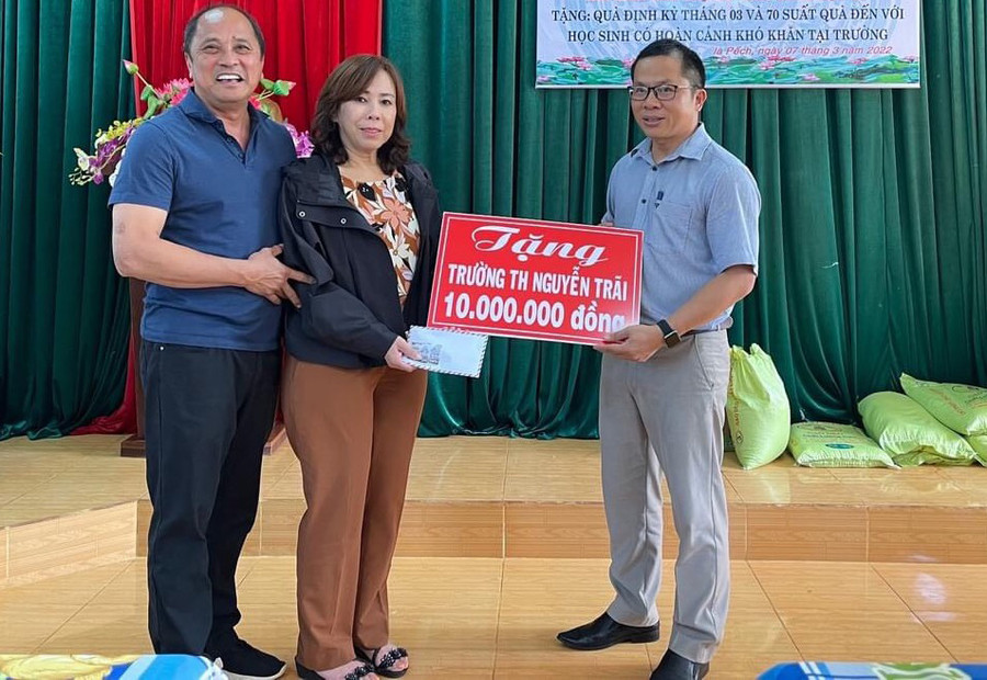 Hiệu trưởng Bùi Công Năm tiếp nhận tiền tài trợ cho Trường Tiểu học Nguyễn Trãi. Ảnh: Thiên Di Hiệu trưởng Bùi Công Năm tiếp nhận tiền tài trợ cho Trường Tiểu học Nguyễn Trãi. Ảnh: Thiên Di