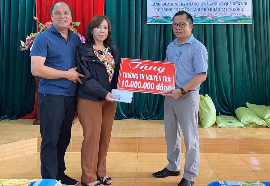 Hiệu trưởng Bùi Công Năm tiếp nhận tiền tài trợ cho Trường Tiểu học Nguyễn Trãi. Ảnh: Thiên Di