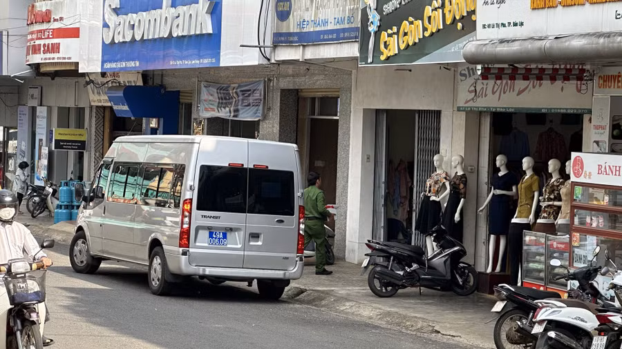 Công an đang khám xét nhà riêng của ông Bắc ở TP Bảo Lộc. Ảnh: Công an cung cấp