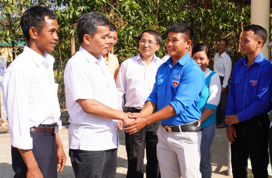 Ủy viên Ban Chấp hành Trung ương Đảng, Bí thư Tỉnh ủy, Chủ tịch HĐND tỉnh Hồ Văn Niên (thứ 2 từ trái qua) làm việc với hệ thống chính trị buôn Ama Giai. Ảnh: Đức Thụy